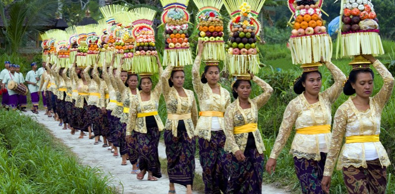 Parade of Balinese women with fruit on their head