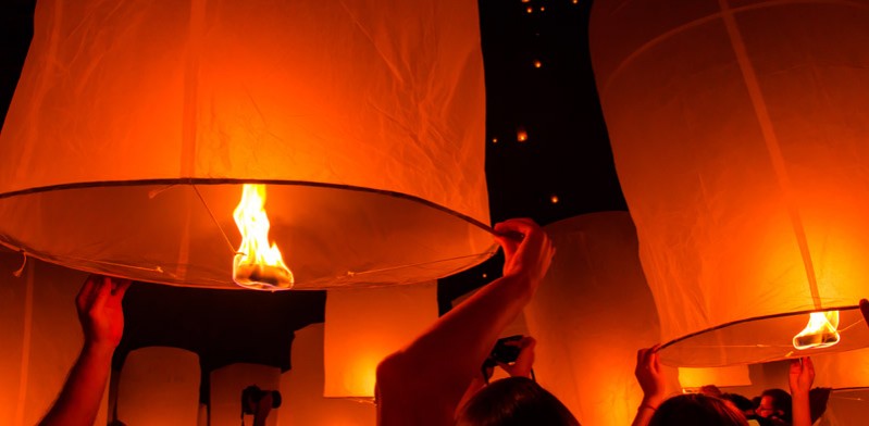 floating lanterns in thailand