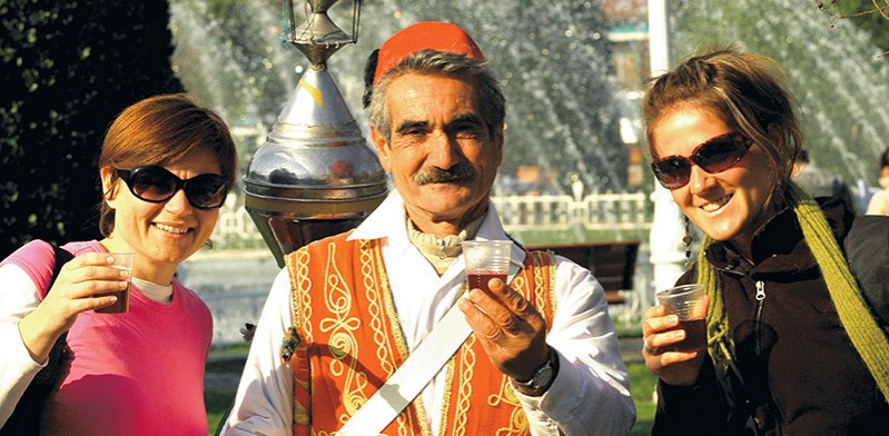 JAN2014_turkey_istanbul_tea_seller-Cameron-Gaze-blog
