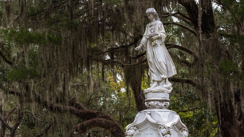 A spooky statue in a Savannah cemetery 