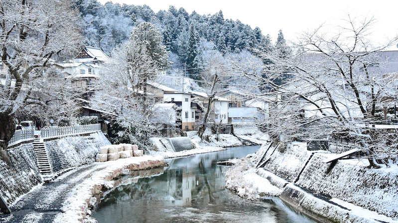 takayama-river-japan-winter-e15005301995