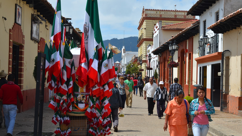 Meksiko - Page 7 Intrepid-Travel-mexico_mexico-city_street-and-flags