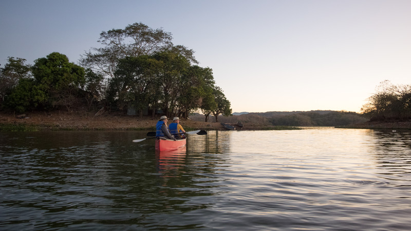 Suchitoto El Salvador kayaking