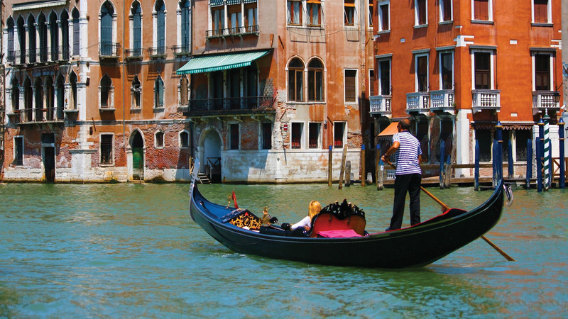 italy family vacation gondola