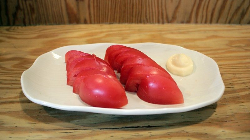 A plate of sliced tomatoes