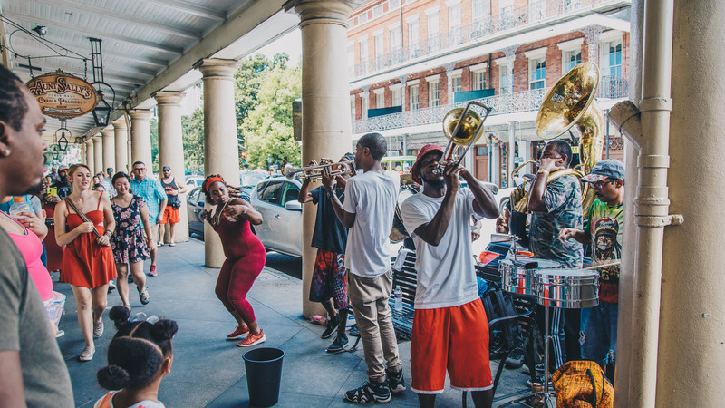 Street performers in New Orleans
