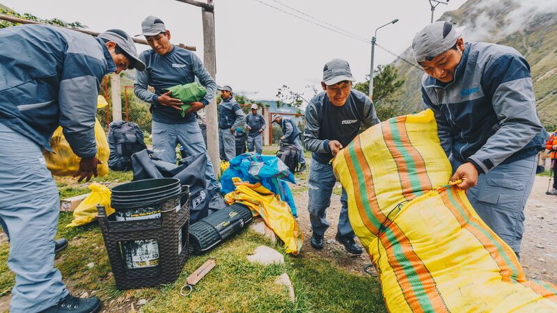 Porters filling bags with food