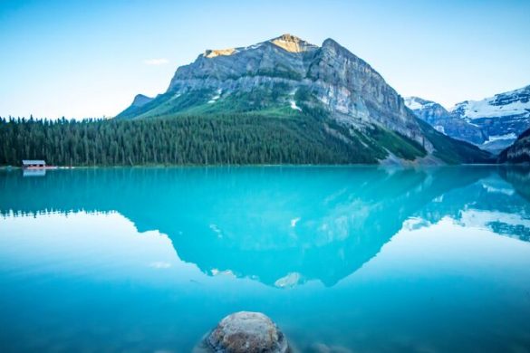 A beautiful turquoise lake in Canada