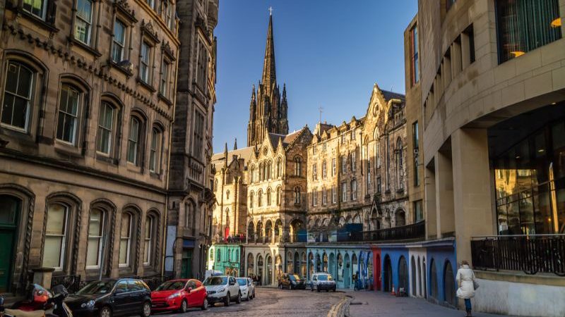 Street view of the historic Royal Mile in Edinburgh