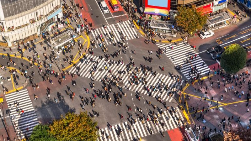 Thousands of people crossing the road in Tokyo