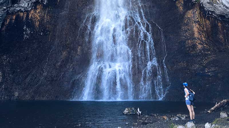 Путешественник, любуясь видом на водопад Фей в Йеллоустонском национальном парке.