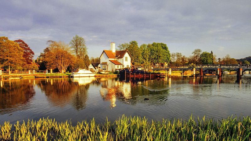 A picturesque view of the River Thames in the countryside