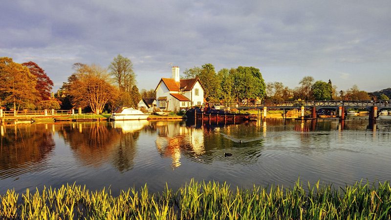 A picturesque view of the River Thames in the countryside