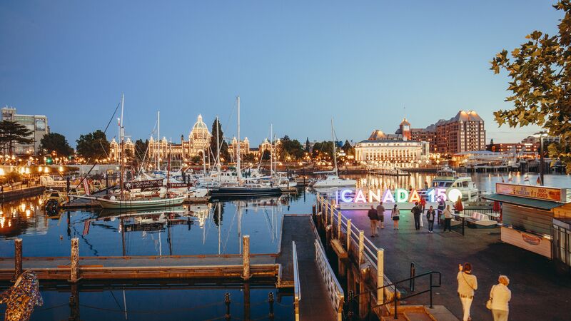 The port area in Victoria (British Columbia) at twilight. 