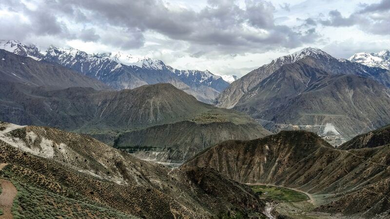 The crisscrossing mountain peaks of Khaplu, Pakistan