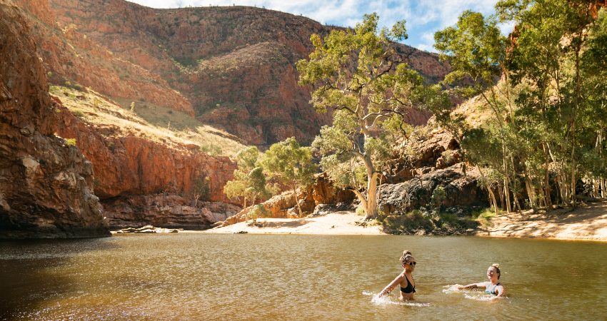 Two travellers swimming in Ormiston Gorge in Tjoritja/West MacDonnell National Park