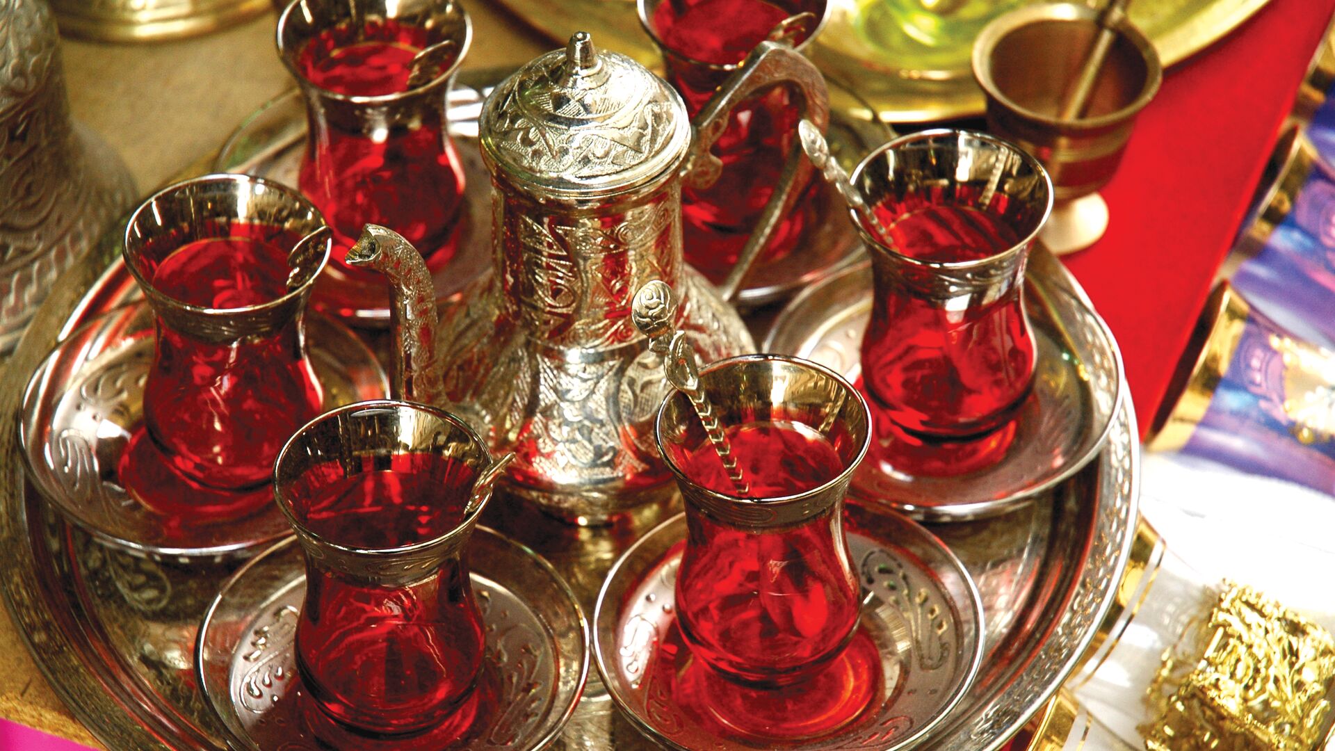 A tray of traditional çay, or Turkish tea 