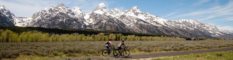 Two travellers cycling the Tetons Range in Wyoming
