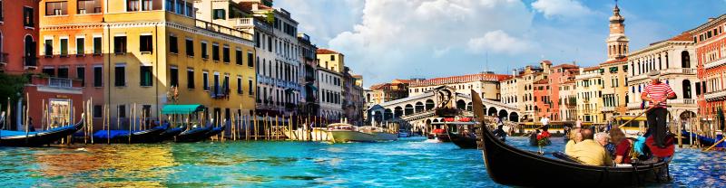 ZUMPC - View of the gondolas on the colourful Grand Canal 