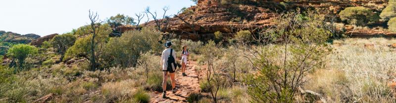 Two travellers hiking on the Kings Canyon Rim Walk