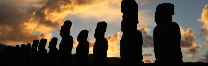 Silhouettes of the Easter Island statues