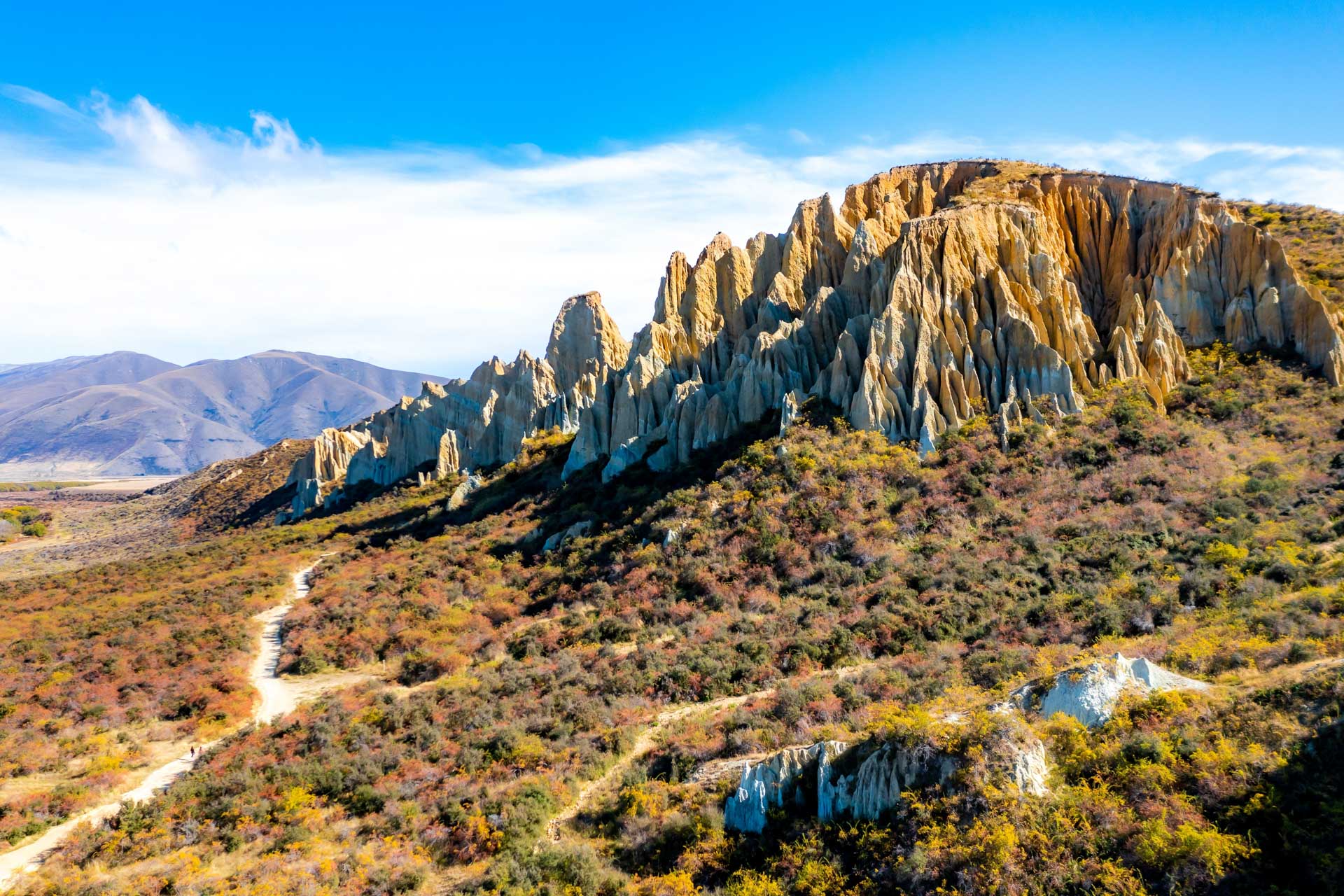 The towering layered spires of Omarama clay cliffs 