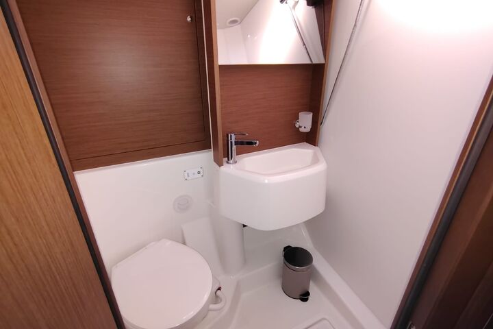 Toilet of Oceanis 51.1