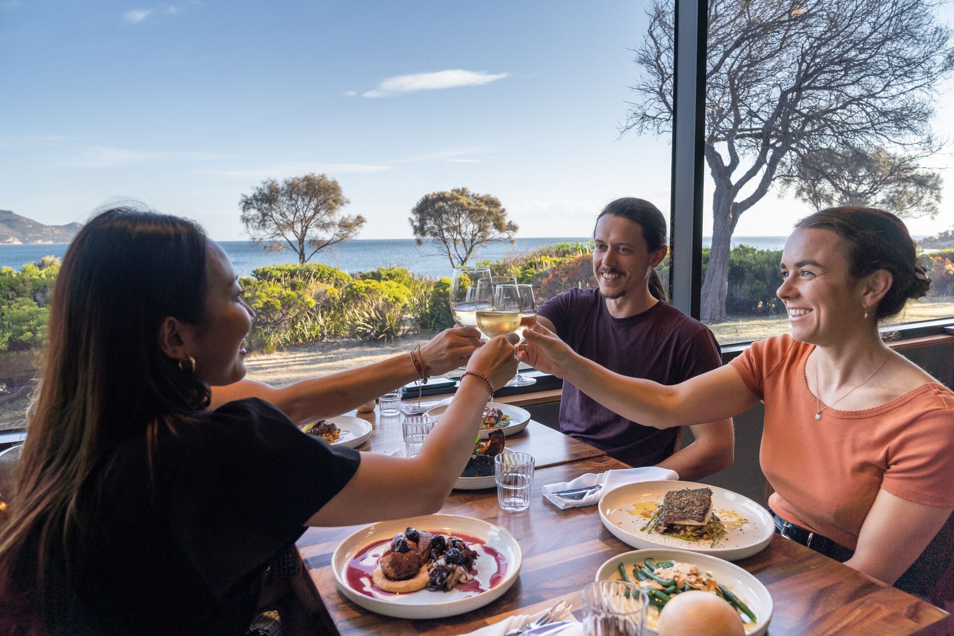 Enjoy your stay at the Edge of the Bay in Tasmania's Freycinet region