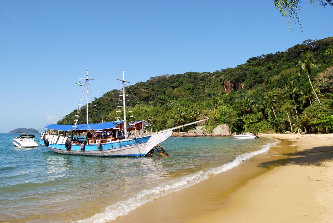 Boat arriving in Ilha Grande