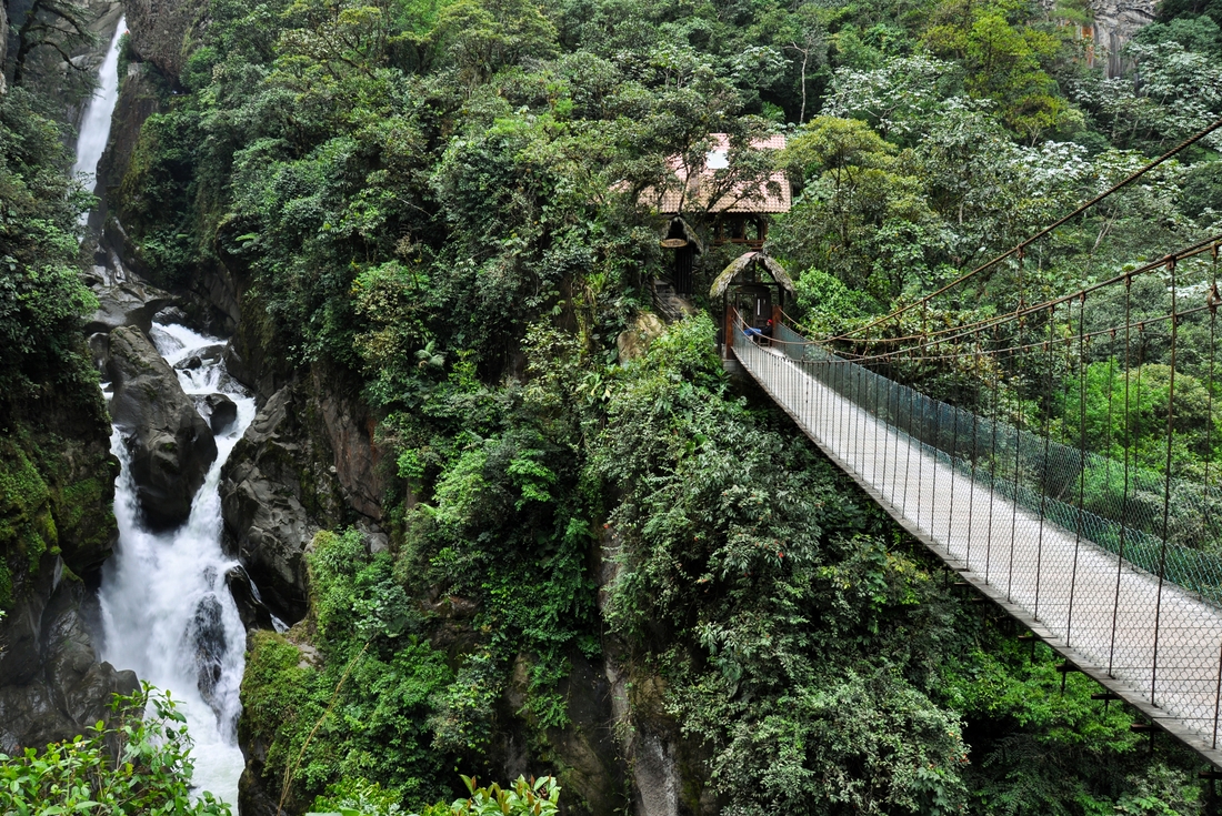 Ecuador_banos-waterfall-rope-bridge